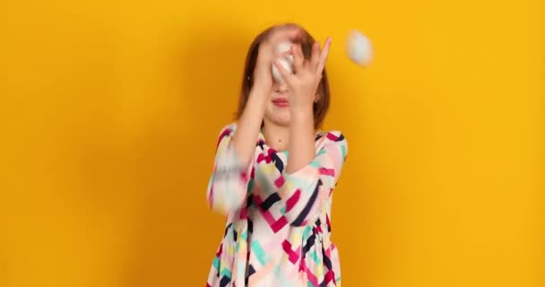 Fröhliches Verspieltes Teenager Mädchen Wirft Bemalte Ostereier Auf Einen Leuchtend — Stockvideo