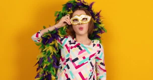 Μια Χαρούμενη Έφηβη Που Φοράει Μια Πολύχρωμη Μάσκα Καρναβαλιού Της — Αρχείο Βίντεο