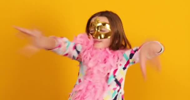 Radosna Nastolatka Ubrana Barwną Brazylijską Maskę Karnawałową Pozująca Żółtym Tle — Wideo stockowe