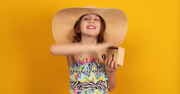 Niña Adolescente Traje Baño Sombrero Paja Mano Calendario Madera Junio — Vídeos de Stock