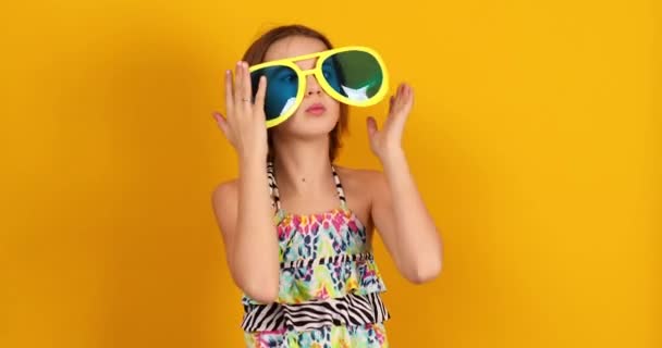 Mayolu Büyük Güneş Gözlüklü Kız Çocuğu Poz Veriyor Eğleniyor Sarı — Stok video