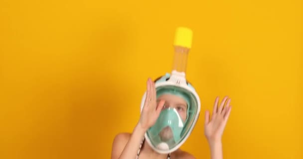 Happy Dziecko Nastolatka Dziewczyna Strój Kąpielowy Maska Nurkowania Studio Żółtym — Wideo stockowe