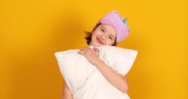 Μια Ωραία Έφηβη Άσπρες Πιτζάμες Μωβ Μάσκα Ύπνου Αγκαλιάζει Ένα — Αρχείο Βίντεο
