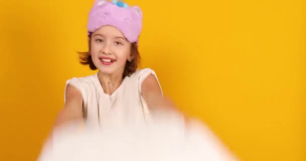 Щаслива Дівчина Підліток Білих Піжамах Фіолетовою Маскою Сну Тримає Подушку — стокове відео