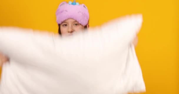 Lustige Teenager Mädchen Weißen Pyjamas Mit Violetten Schlafmasken Halten Kissen — Stockvideo
