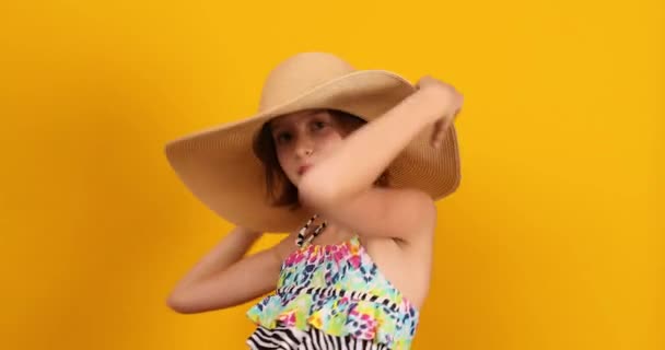Bambino Adolescente Costume Bagno Cappello Paglia Posa Studio Sfondo Giallo — Video Stock