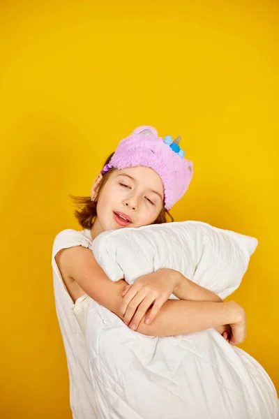 Niza Adolescente Pijama Blanco Con Una Máscara Dormir Violeta Abraza —  Fotos de Stock