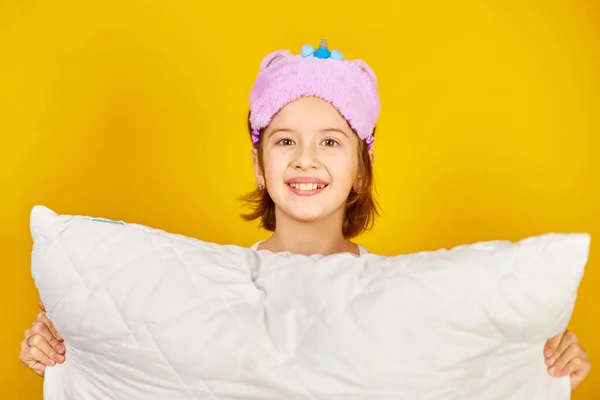 Zabawna Nastolatka Białej Piżamie Fioletową Maską Nasenną Trzymać Poduszkę Dobrze — Zdjęcie stockowe
