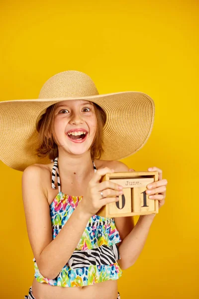 Child Teenager Girl Swimsuit Straw Hat Hold Hand Wooden Calendar — Stock Photo, Image