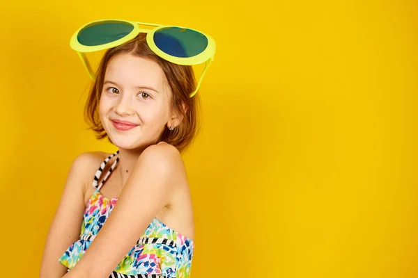 Lächelndes Teenagermädchen Badeanzug Und Großer Sonnenbrille Posiert Hat Spaß Macht — Stockfoto