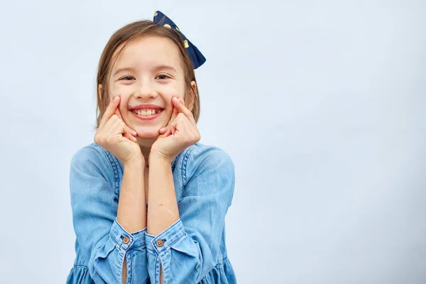 Χαμογελώντας Μικρό Κορίτσι Κάνουν Τάση Μίνι Σημάδι Καρδιά Δάχτυλα Casual — Φωτογραφία Αρχείου