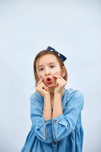 Lächelndes Kleines Mädchen Macht Trend Mini Herzzeichen Mit Fingern Lässigem — Stockfoto