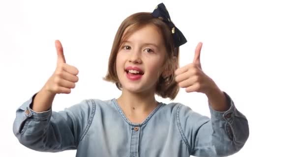 Χαμογελαστό Έφηβο Κορίτσι Τζιν Φόρεμα Κάνει Τον Αντίχειρα Επάνω Στο — Αρχείο Βίντεο