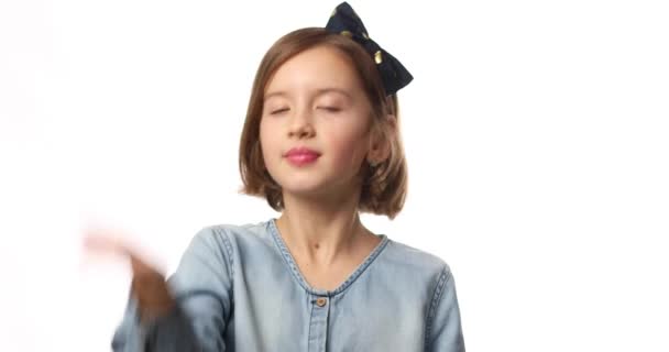 ティーン女の子子供身に着けているジーンズドレス上の手で顔Facepalmでスタジオ上のホワイト背景 壮大な失敗 とともに愚かな状況 — ストック動画