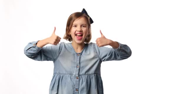 Усміхнена Дівчинка Підліток Дитина Джинсах Робить Великий Палець Студії Білому — стокове відео
