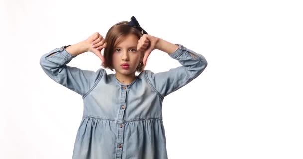 Δυστυχισμένο Έφηβο Κορίτσι Φορώντας Τζιν Φόρεμα Κάνει Τον Αντίχειρα Κάτω — Αρχείο Βίντεο