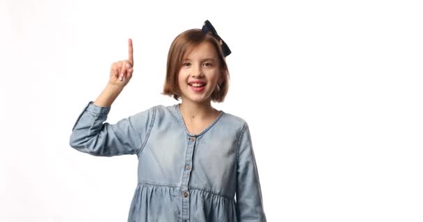 Дівчинка Підліток Яка Носить Джинсове Плаття Робить Палець Має Ідею — стокове відео