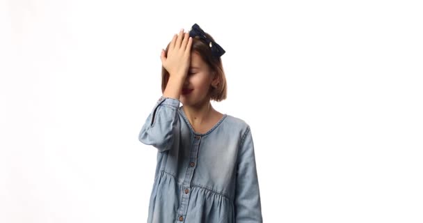 Adolescente Ragazza Bambino Indossa Jeans Vestito Mettere Mano Sul Viso — Video Stock