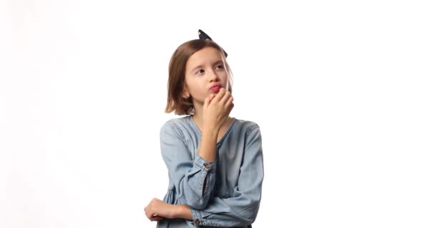 Προσεκτική Έφηβος Κορίτσι Φορώντας Τζιν Φόρεμα Σκέψη Δάχτυλο Εξέταση Έχουν — Αρχείο Βίντεο