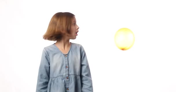 Aufgebracht Unglückliches Kleines Mädchen Lässigem Jeanskleid Hält Der Hand Gelben — Stockvideo