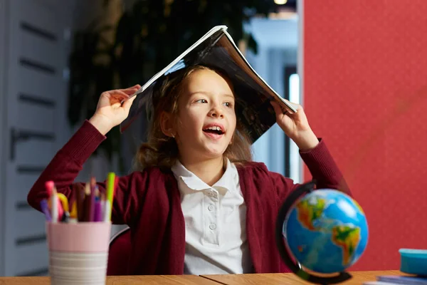 Χαρούμενη Μαθήτρια Έξυπνη Κοπέλα Χέρια Βάζει Βιβλίο Στο Κεφάλι Πίσω — Φωτογραφία Αρχείου