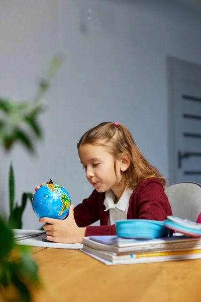 Joyeux Écolière Sur Lieu Travail Étudiant Globe Dans Classe Retour — Photo