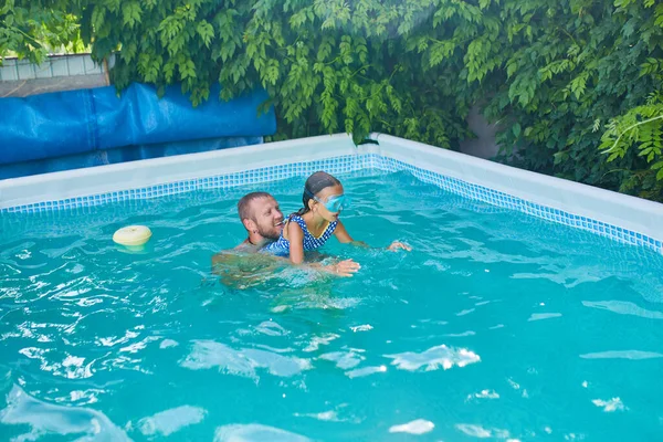 Baba Kızı Evlerinde Yüzme Havuzunda Eğleniyor Yüzme Maskeli Kız Atlama — Stok fotoğraf