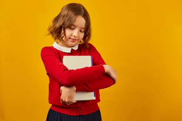 Hüzünlü Liseli Kız Elinde Kitabı Sarılıyor Sarı Stüdyo Geçmişi Eğitim — Stok fotoğraf