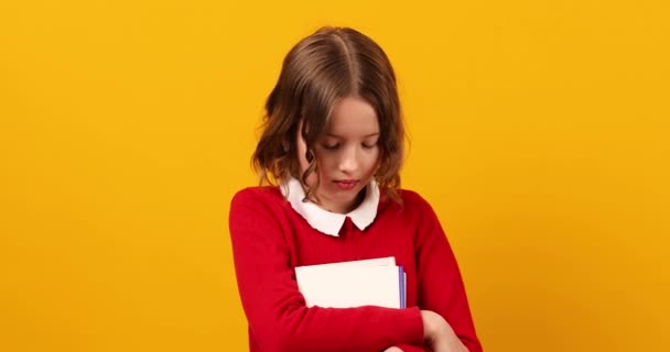 Сумна Школярка Підліток Тримає Книгу Руці Жовтому Фоні Студії Освітня — стокове відео