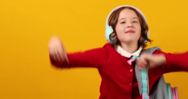 Щаслива Школярка Рюкзаком Навушники Веселі Канікули Школа Літо Жовтому Фоні — стокове відео