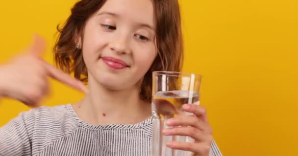 Гарненька Дівчинка Підліток Дитина Свіжим Склянкою Води Ізольована Жовтому Фоні — стокове відео