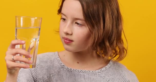 Красивая Девочка Подросток Ребенок Свежим Стаканом Воды Изолированный Студийном Желтом — стоковое видео