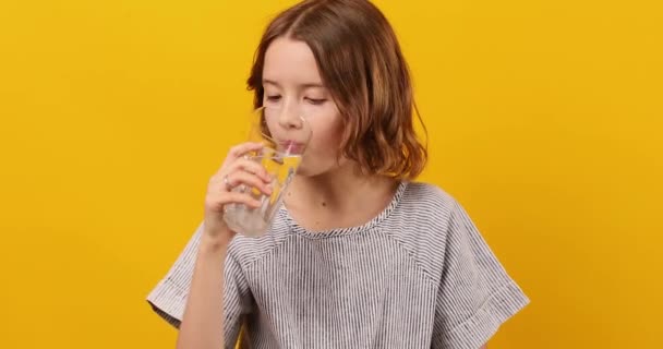 Linda Adolescente Niño Con Vaso Agua Fresca Aislado Fondo Amarillo — Vídeos de Stock
