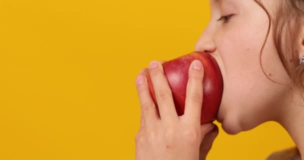 Linda Chica Adolescente Niño Come Muerde Una Manzana Roja Fresca — Vídeo de stock