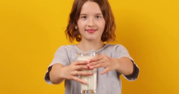Красивая Девушка Подросток Ребенок Свежим Стаканом Молока Изолированы Студийном Желтом — стоковое видео