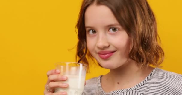 노란색 배경에 우유를 성장을 라이프 스타일 — 비디오