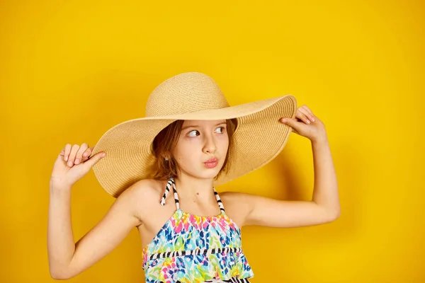 Παιδί Έφηβος Κορίτσι Μαγιό Και Ψάθινο Καπέλο Ποζάρουν Στο Στούντιο — Φωτογραφία Αρχείου