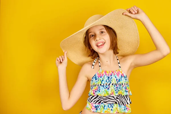 Teenagermädchen Badeanzug Und Strohhut Posiert Studio Auf Gelbem Hintergrund Sommerstimmung — Stockfoto