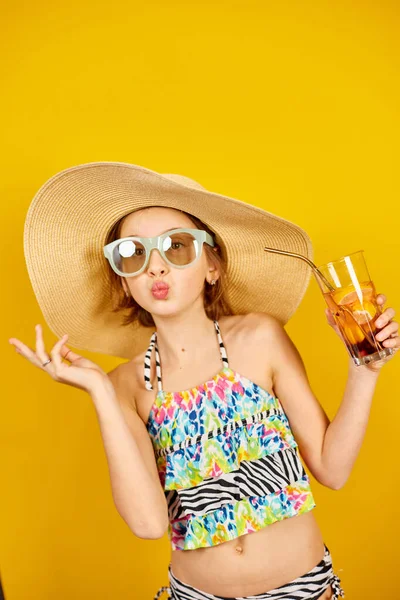 Niña Adolescente Traje Baño Sombrero Paja Gafas Sol Con Limonada —  Fotos de Stock