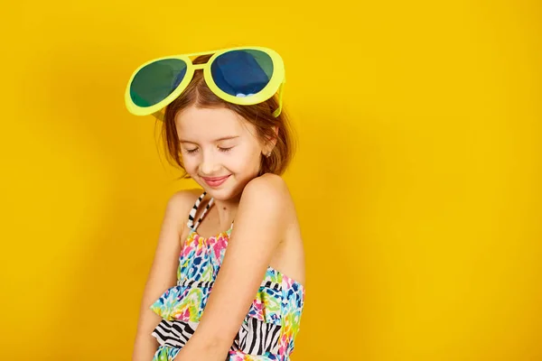 Lächelndes Teenagermädchen Badeanzug Und Großer Sonnenbrille Posiert Hat Spaß Macht — Stockfoto