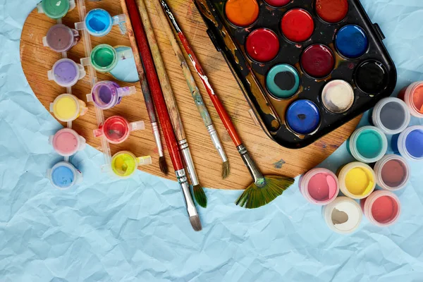 Colocação Plana Tintas Coloridas Paleta Pintura Pincéis Fundo Azul Arte — Fotografia de Stock