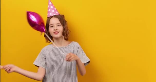 Alegre Positivo Diez Años Cumpleañera Sombrero Fiesta Con Globos Feliz — Vídeos de Stock