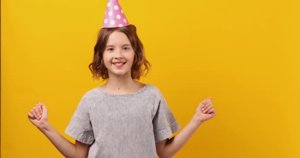 Fröhliches Positives Zehnjähriges Geburtstagskind Partyhut Mit Luftballons Glücklich Auf Gelbem — Stockvideo