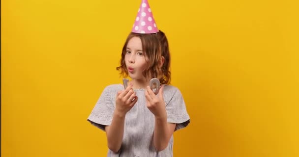 Wesoła Pozytywna Dziesięcioletnia Solenizantka Imprezowym Kapeluszu Świeczkami Szczęśliwa Żółtym Tle — Wideo stockowe