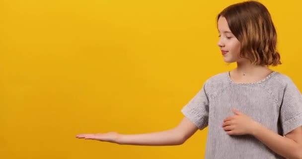 Χαρούμενα Θετικά Δέκα Χρόνια Έφηβος Κορίτσι Δείχνοντας Δάχτυλα Πίσω Στο — Αρχείο Βίντεο