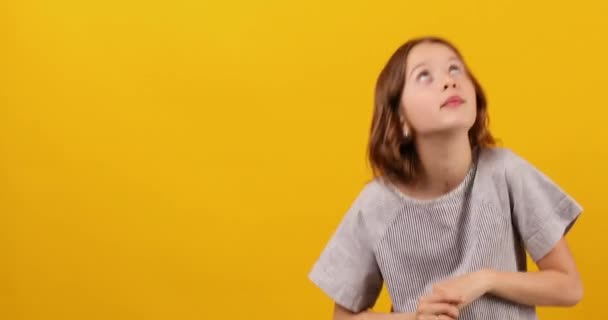 Wesoła Pozytywna Dziesięcioletnia Nastolatka Wytykająca Palcami Obszar Roboczy Odizolowany Żółtego — Wideo stockowe