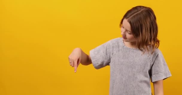 Fröhlich Positiv Zehn Jahre Teenager Mädchen Zeigt Mit Den Fingern — Stockvideo