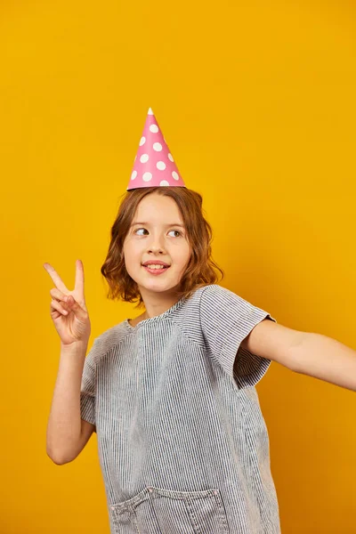 Wesoły Pozytywny Dziesięć Lat Urodziny Dziewczyna Imprezowym Kapeluszu Szczęśliwy Żółtym — Zdjęcie stockowe