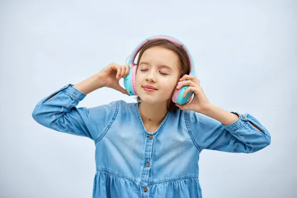 Adolescente Con Los Ojos Cerrados Escuchando Música Auriculares Sobre Fondo — Foto de Stock