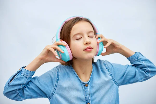 Dziewczyna Nastolatka Bliskimi Oczami Słuchanie Muzyki Słuchawkach Białym Tle Bezprzewodowe — Zdjęcie stockowe